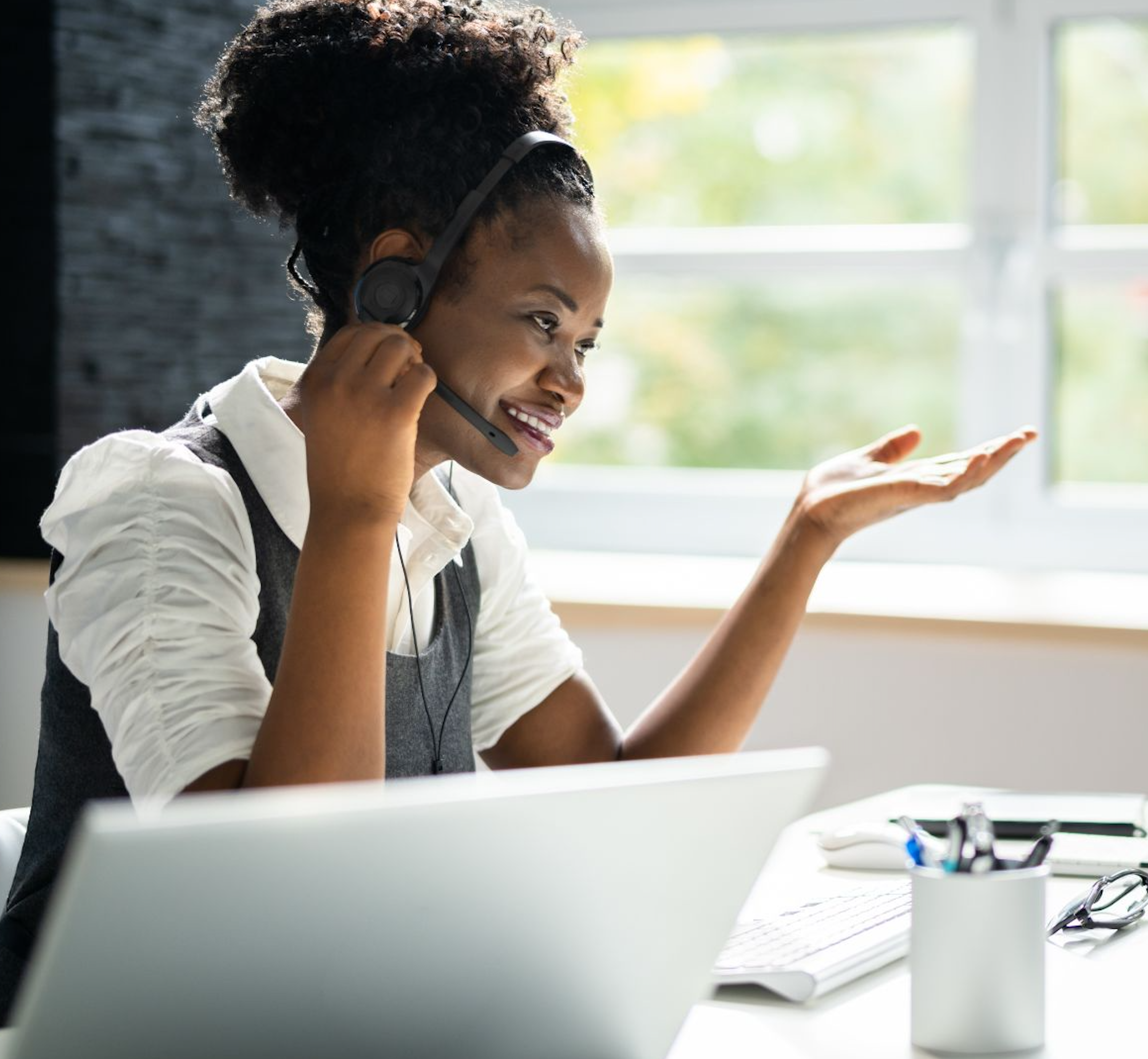 Virtual assistant working with headset